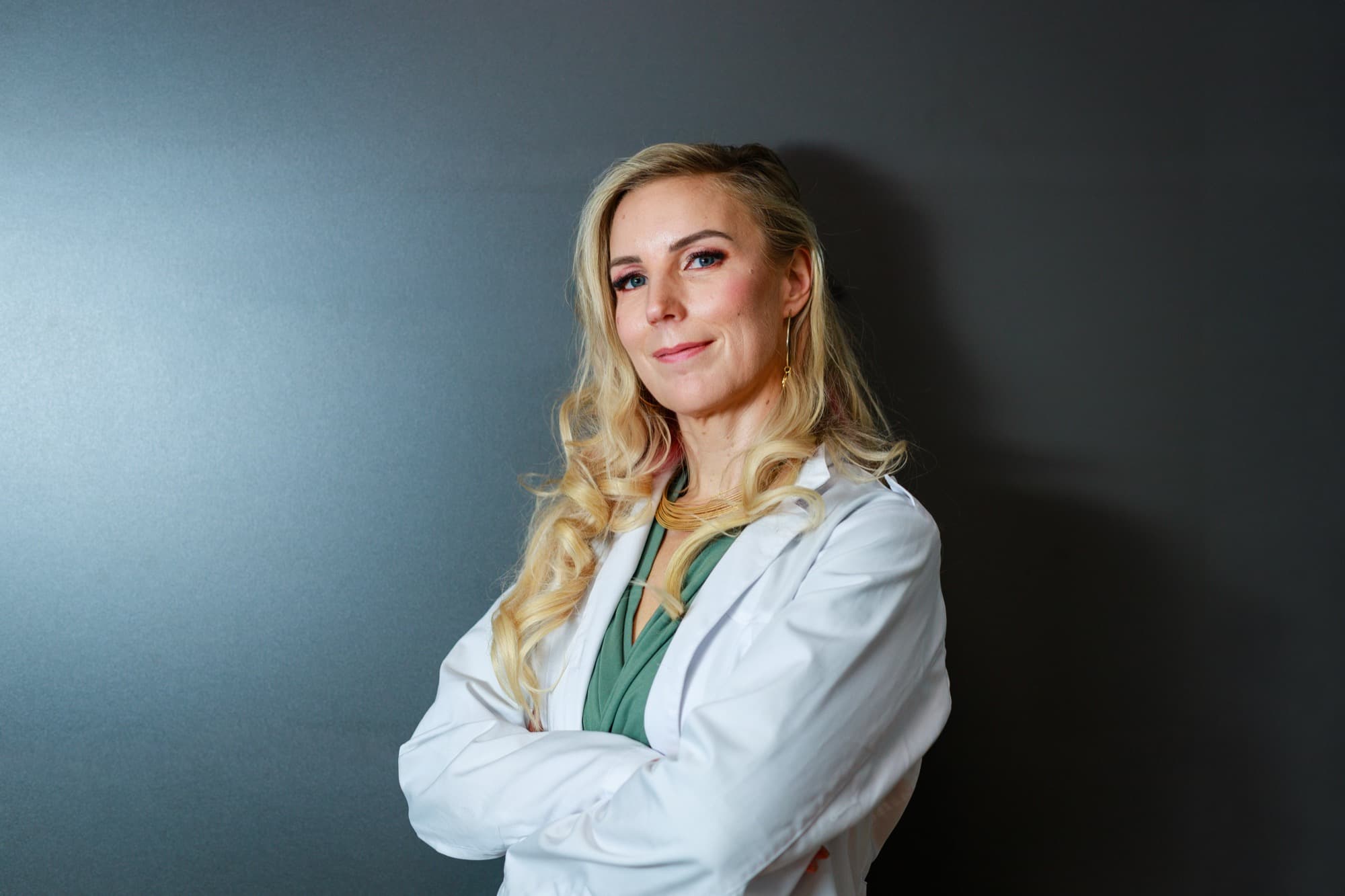 Dr. Simone Koch — Portrait, verschränkte Arme