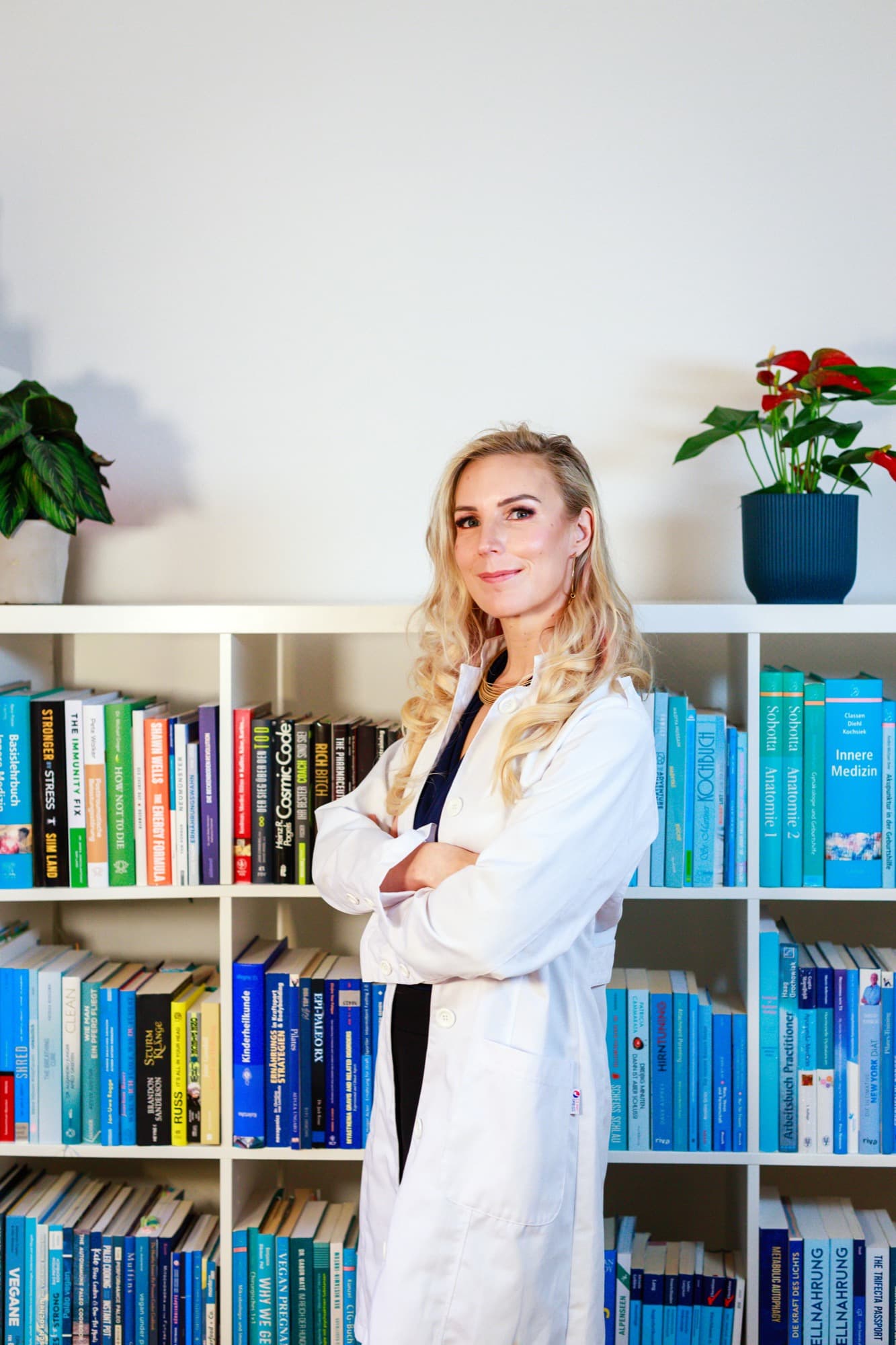 Dr. Simone Koch vor ihrem Bücherregal