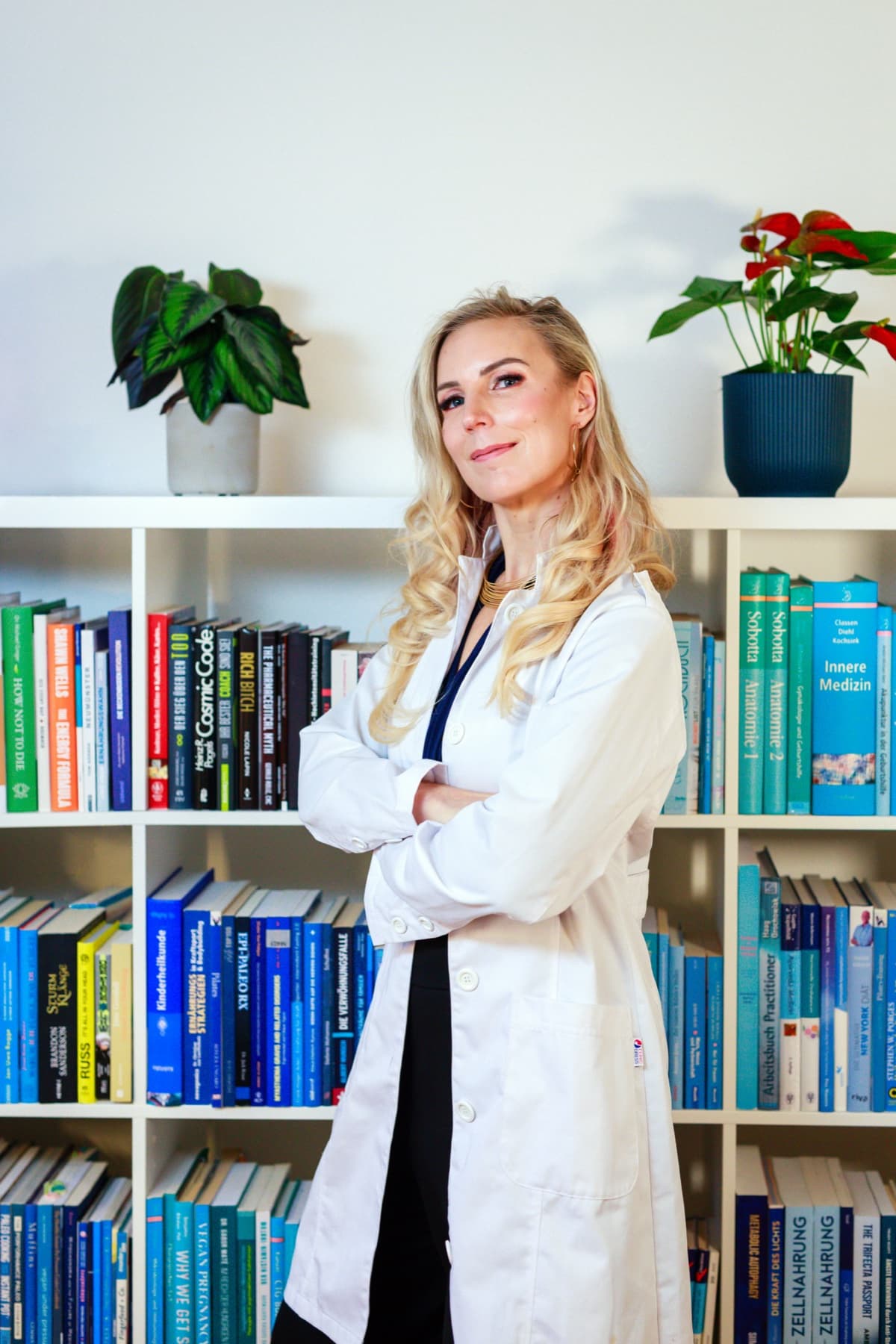 Dr. Simone Koch vor ihrem Bücherregal mit Standardwerken der Inneren Medizin