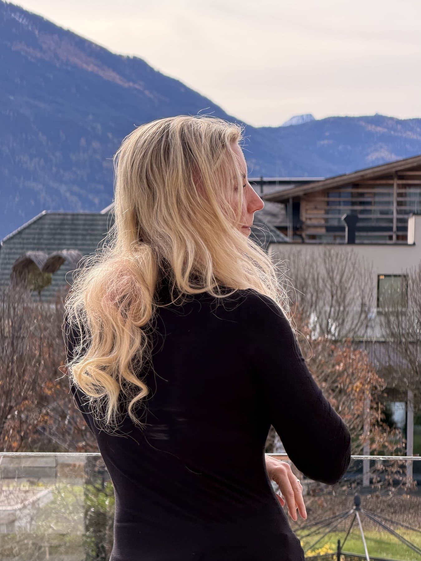 Blick in die Tiroler Alpen vom Balkon des Hotels