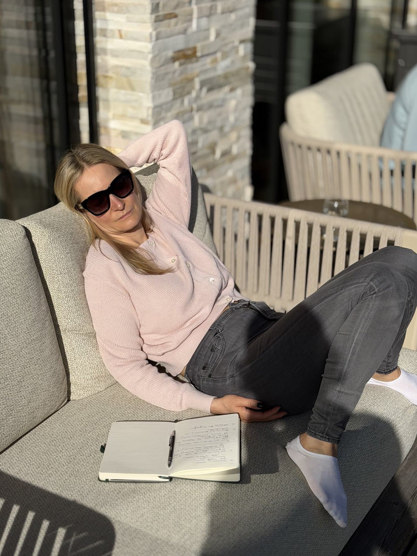 Pause auf der Sonnenterrasse mit Notizbuch