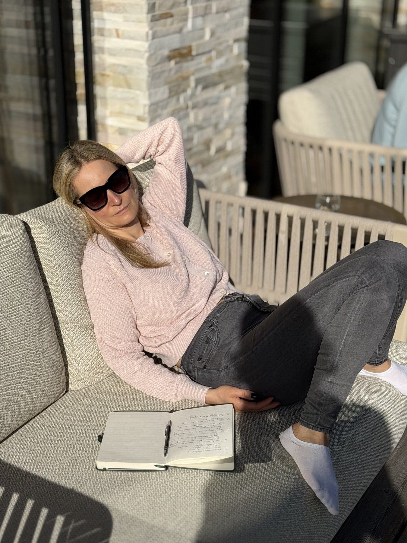 Pause auf der Sonnenterrasse mit Notizbuch