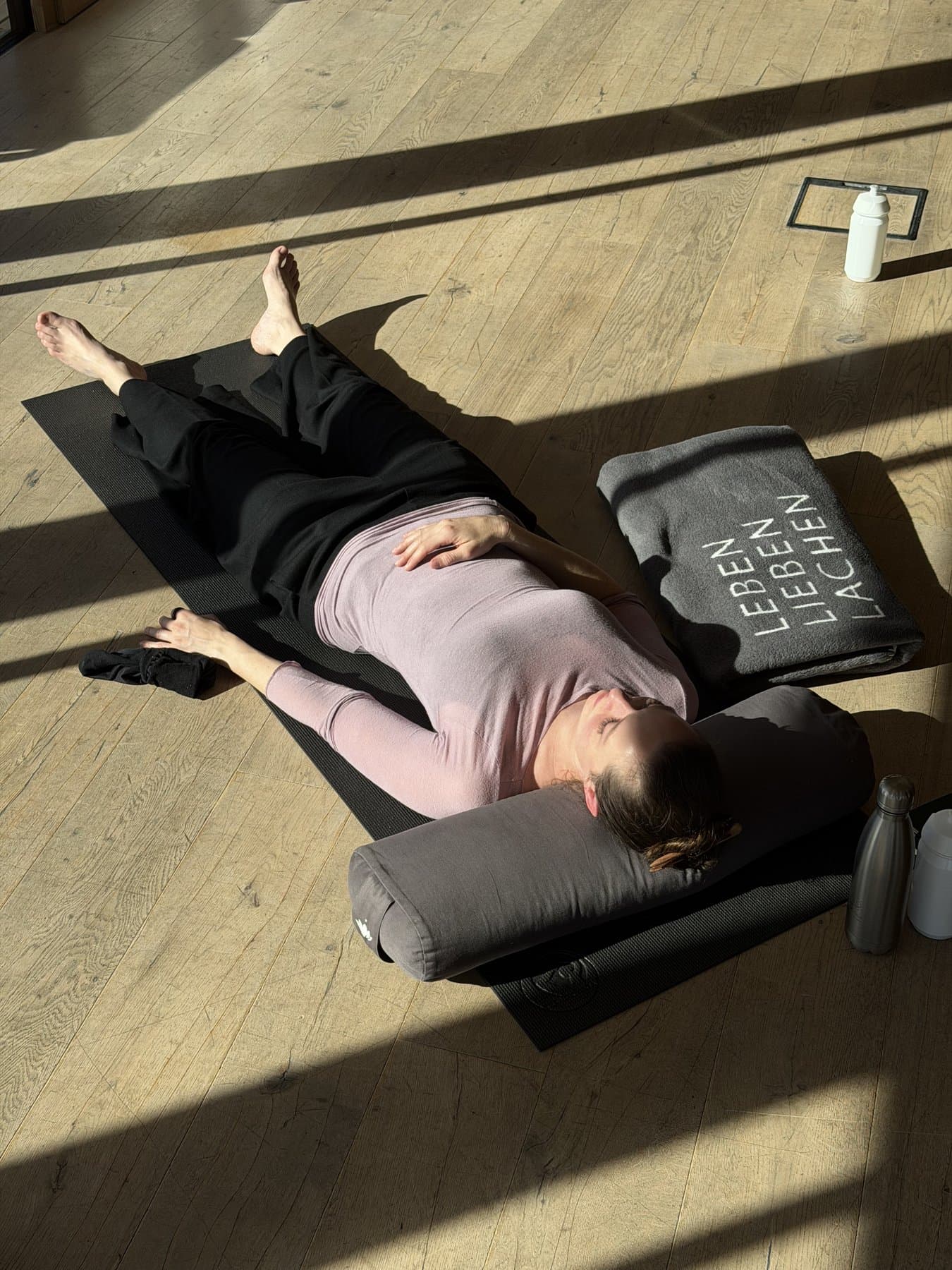 Savasana am Boden im Sonnenlicht
