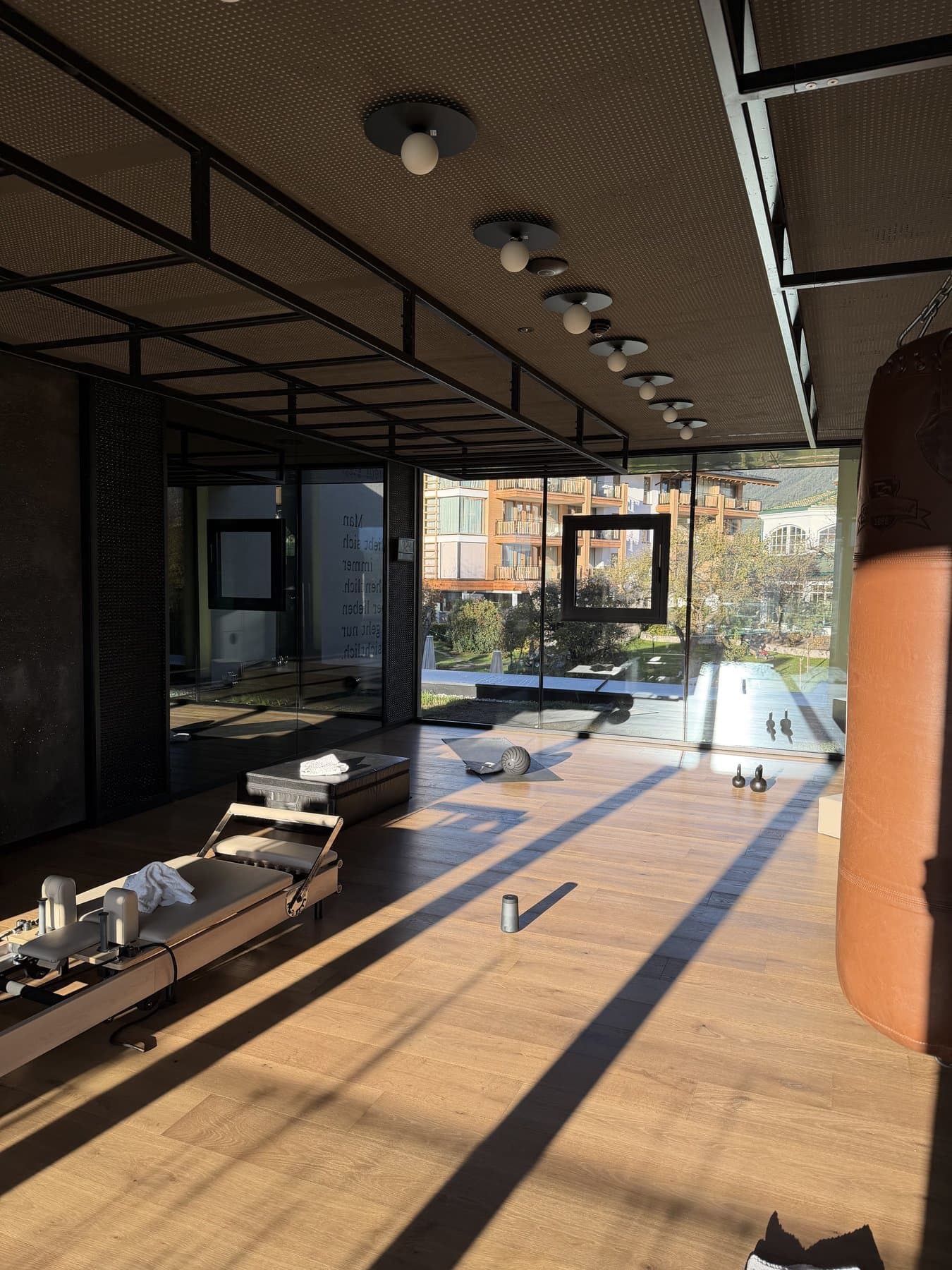 Trainingsraum mit Pilates-Reformer und Bergblick im Alpenresort Schwarz