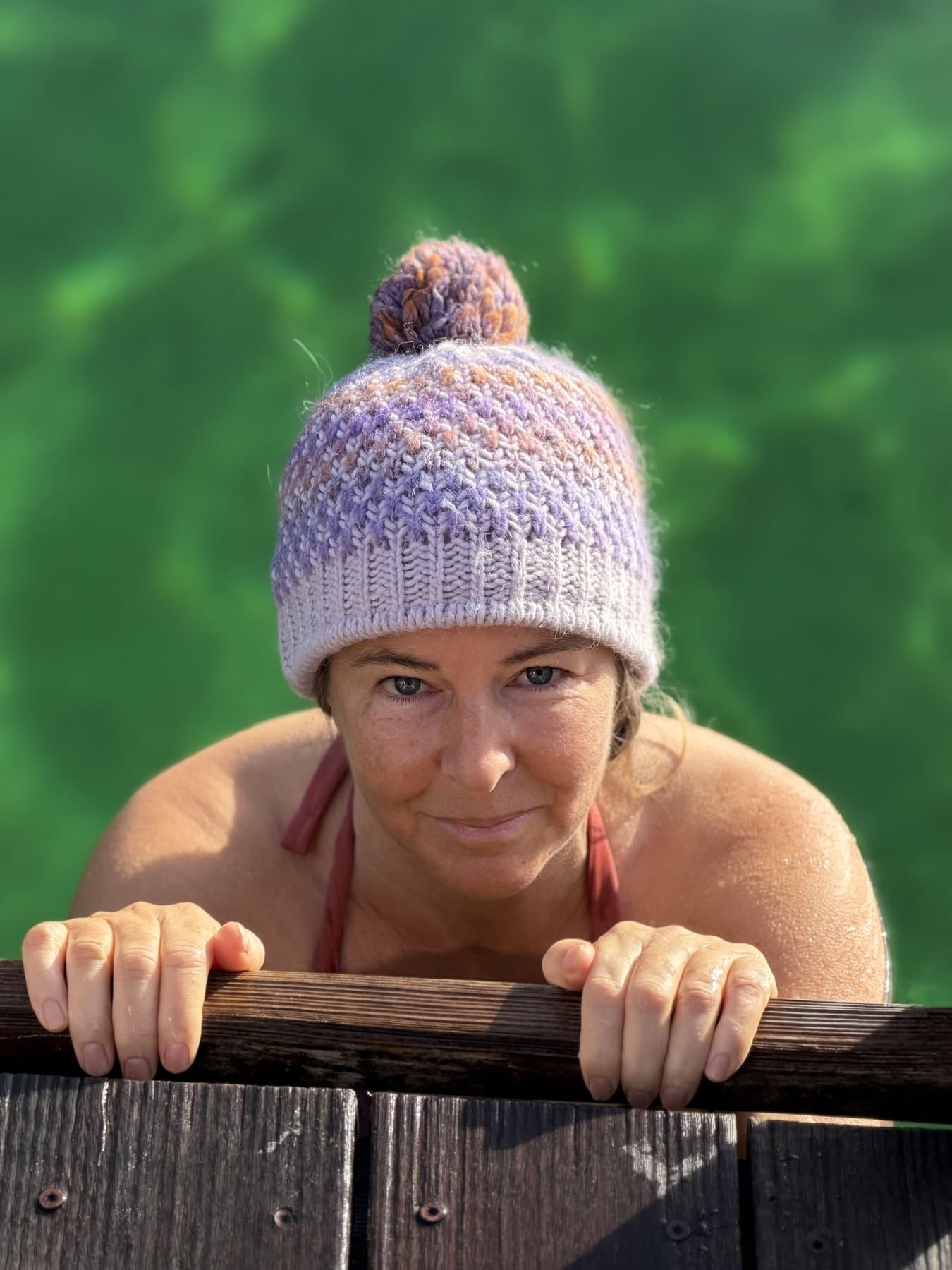 Eisbaden im Bergsee mit Wollmütze, kontinuierlicher Glukosemesser am Arm